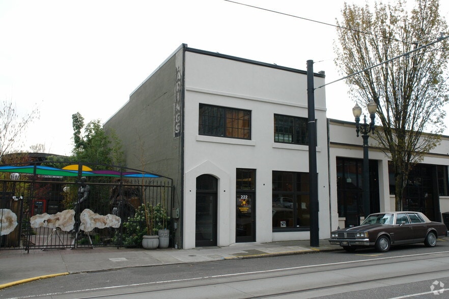 222-224 NW 10th Ave, Portland, OR for lease - Primary Photo - Image 1 of 2