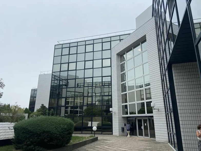 Office in Blagnac for lease - Building Photo - Image 2 of 19