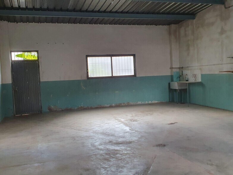 Retail in La Pobla de Vallbona for lease - Building Photo - Image 2 of 5