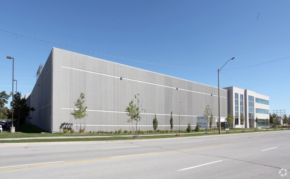 105 Queens Plate Dr, Toronto, ON for sale - Primary Photo - Image 1 of 1