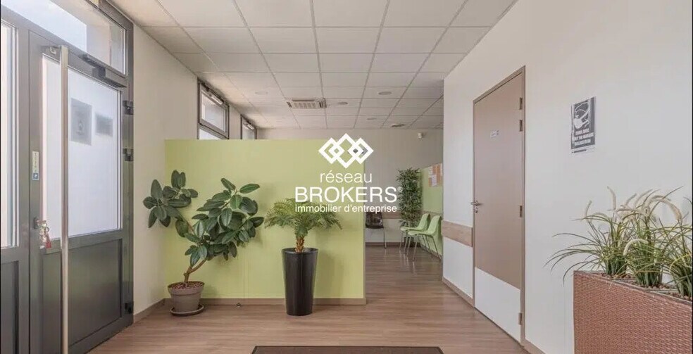 Retail in Échirolles for sale - Lobby - Image 1 of 15