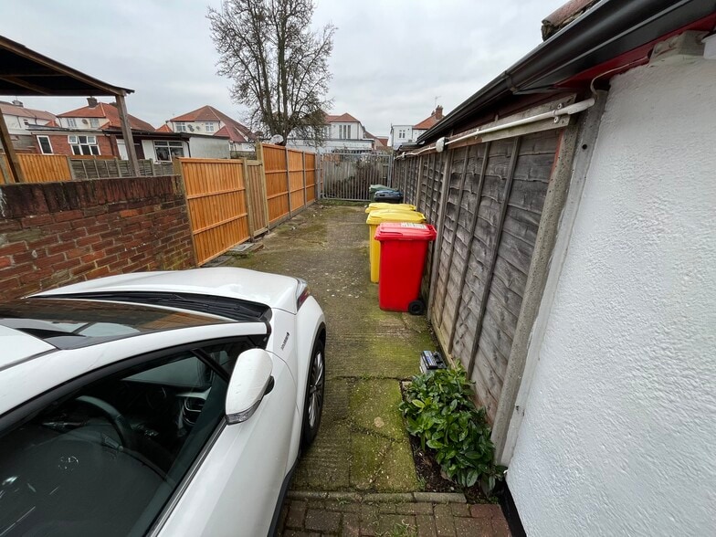 106A Mollison Way, Edgware for sale - Building Photo - Image 3 of 7