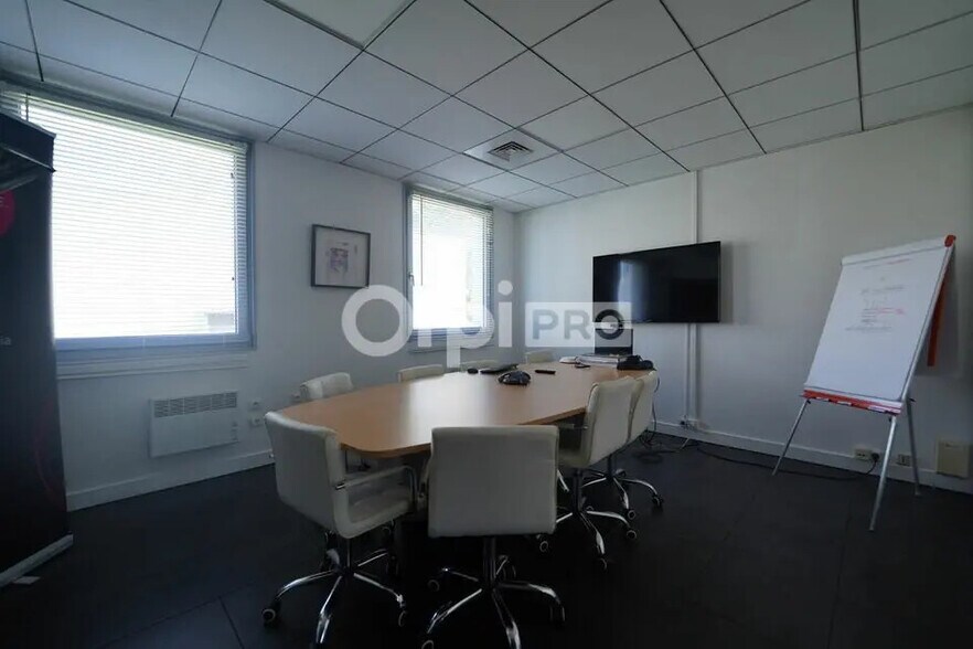 Office in Dardilly for lease - Interior Photo - Image 2 of 12