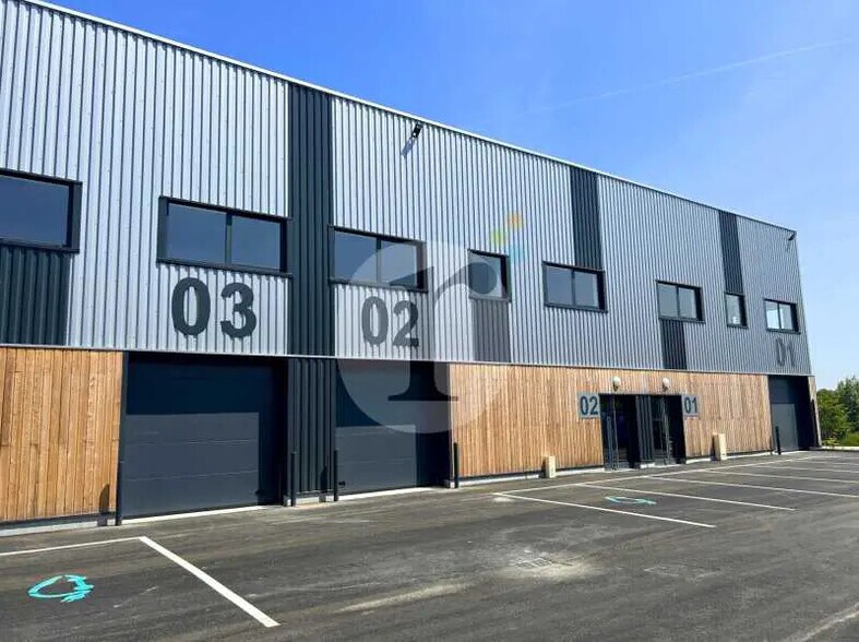 Flex in Wattrelos for lease - Building Photo - Image 1 of 5