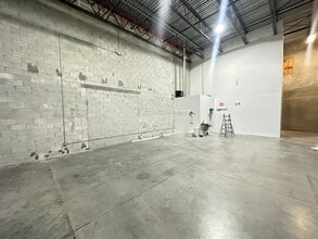1325 NW 98th Ct, Doral, FL for lease Interior Photo- Image 2 of 6