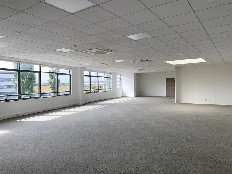 Industrial in Lieusaint for lease - Interior Photo - Image 2 of 2