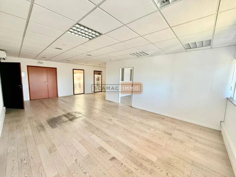 Office in Fréjus for lease - Interior Photo - Image 1 of 12