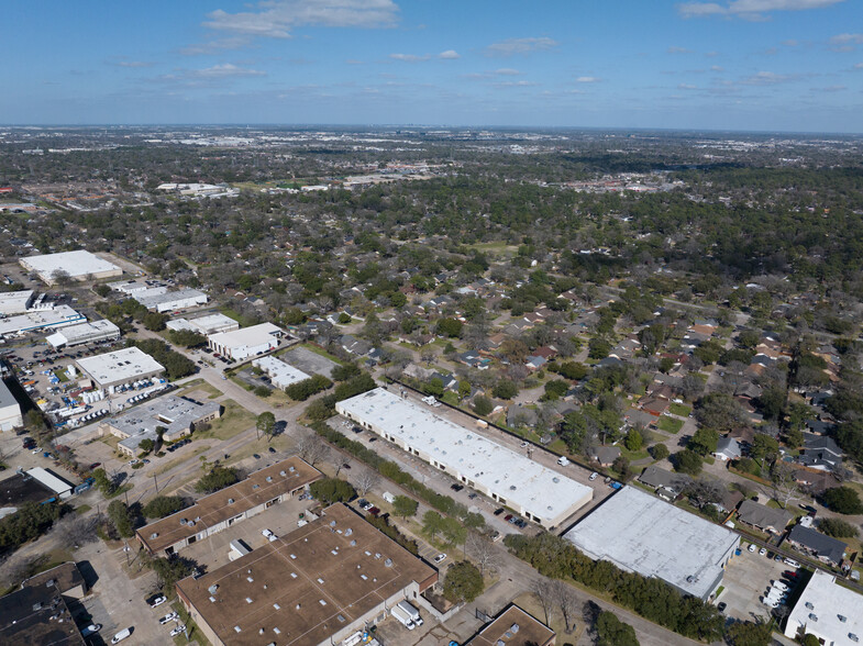 1656-1660 Townhurst Dr, Houston, TX for lease - Building Photo - Image 3 of 50