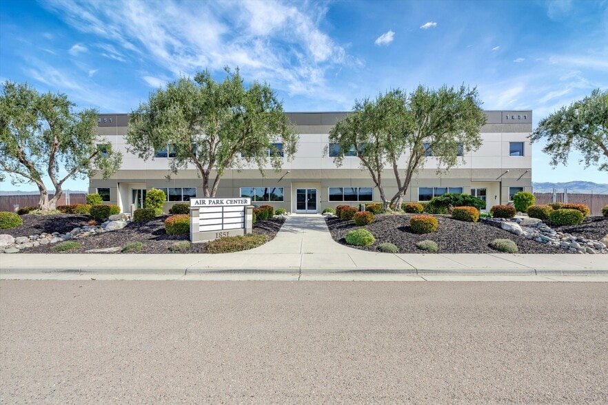 1851 Airway Dr, Hollister, CA for lease - Building Photo - Image 2 of 16