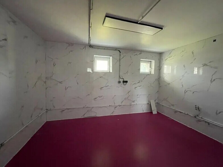 Retail in Lorient for lease - Interior Photo - Image 3 of 7