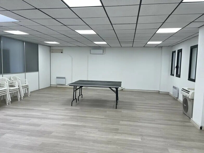 Office in Marseille for lease - Building Photo - Image 3 of 6