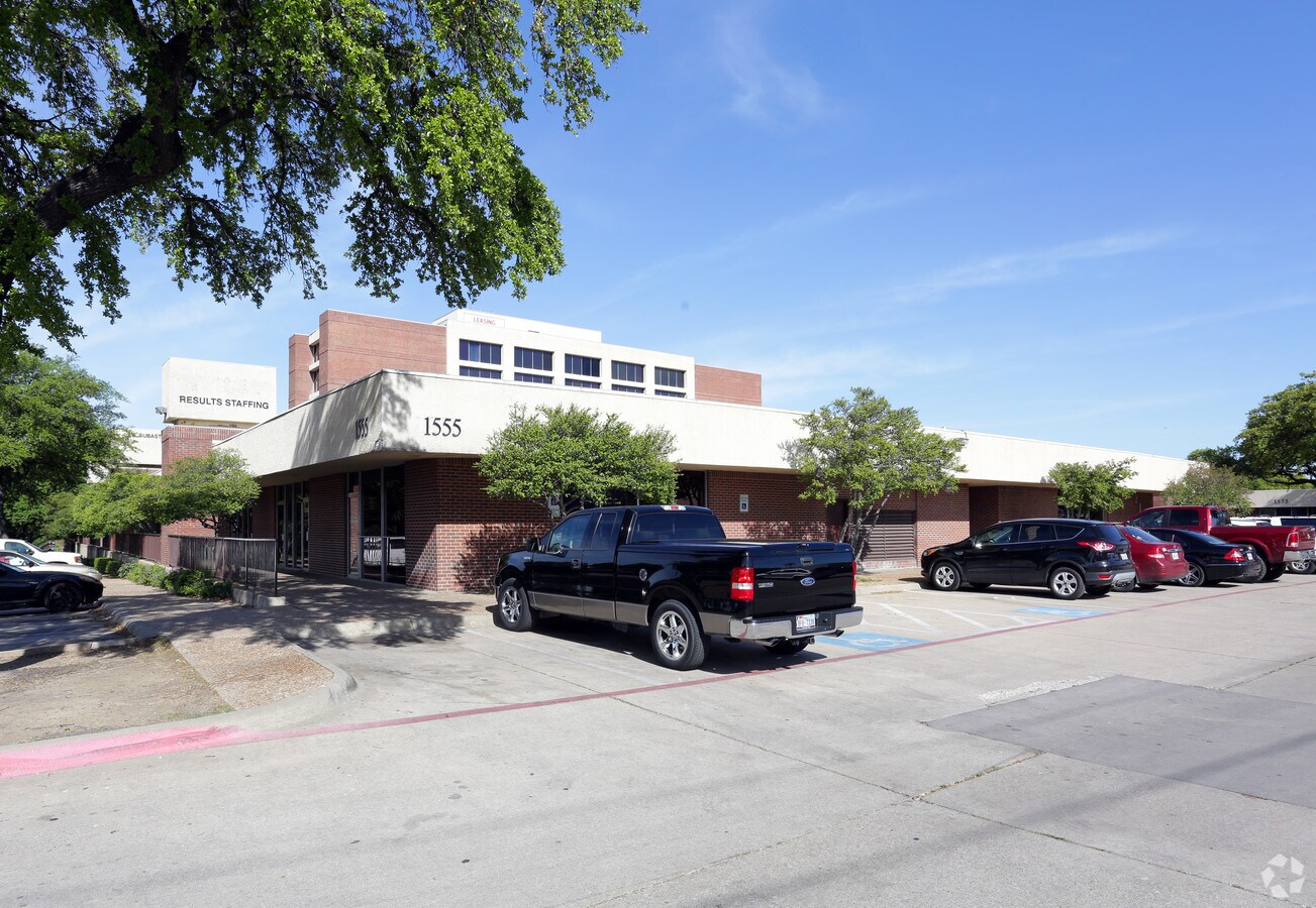 1555 W Mockingbird Ln, Dallas, TX 75235