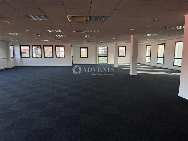 Office in Saint-Priest for lease - Interior Photo - Image 3 of 7