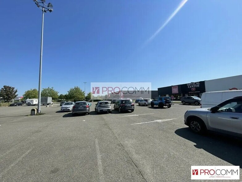 Retail in Dreux for lease - Building Photo - Image 3 of 7