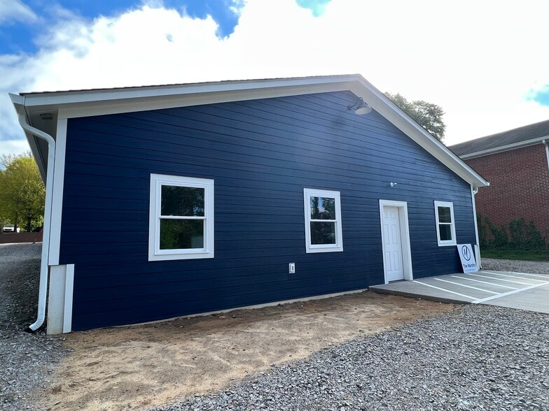 250 W Pennsylvania Ave, Southern Pines, NC for lease - Building Photo - Image 3 of 9