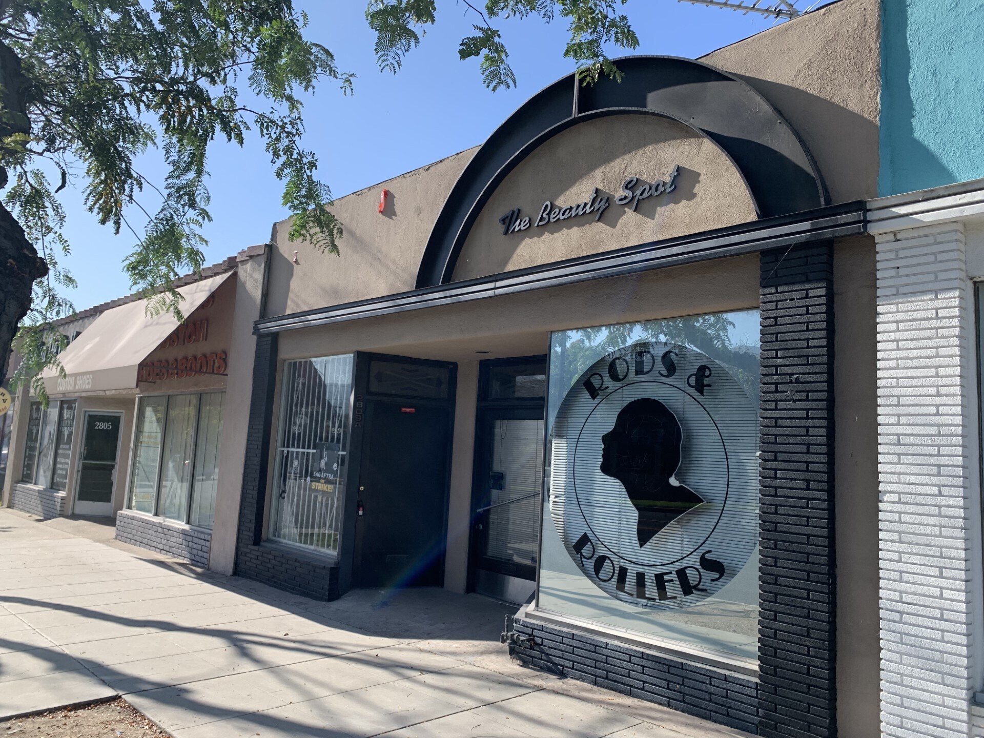 2809 N GLENOAKS BLVD