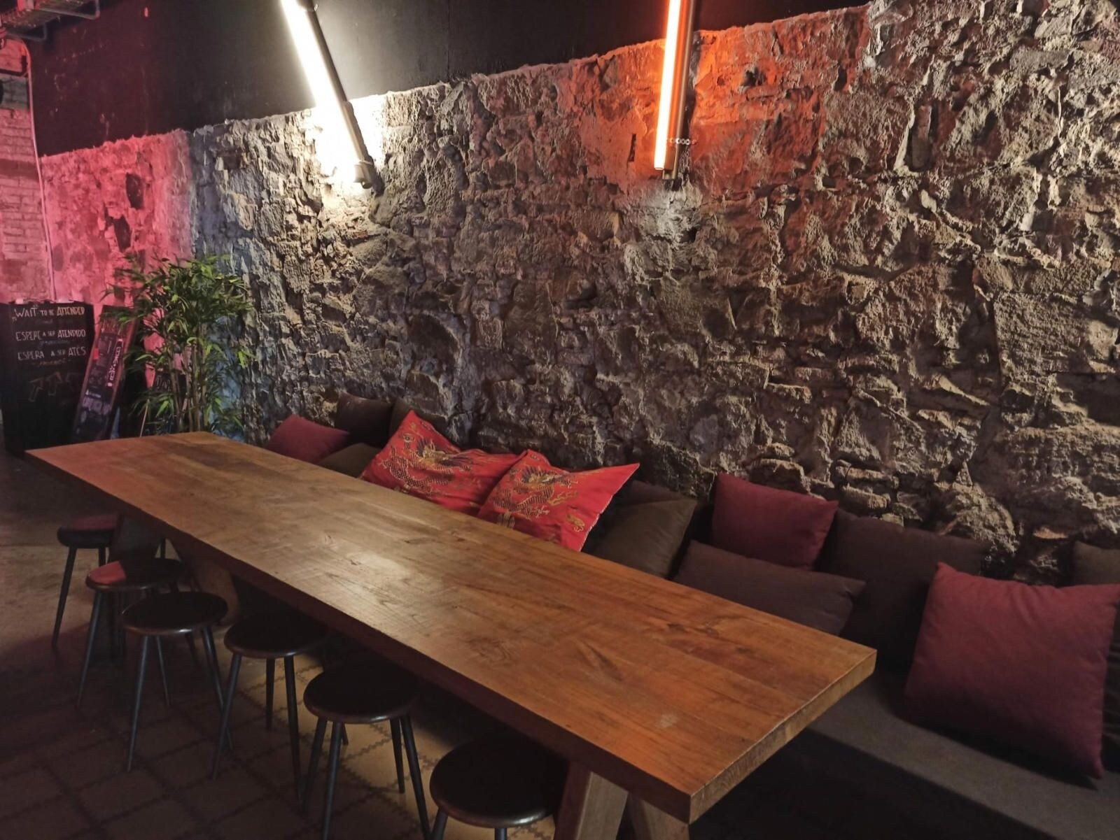 Retail in Barcelona, Barcelona for lease Interior Photo- Image 1 of 9