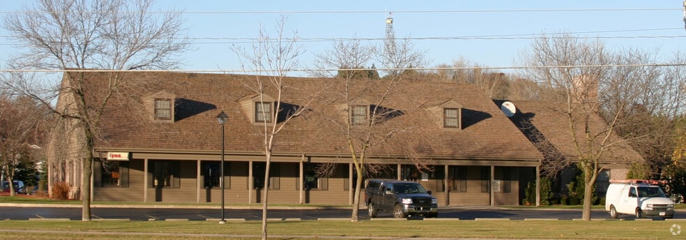 300 E Washington St, Slinger, WI for lease - Building Photo - Image 1 of 2