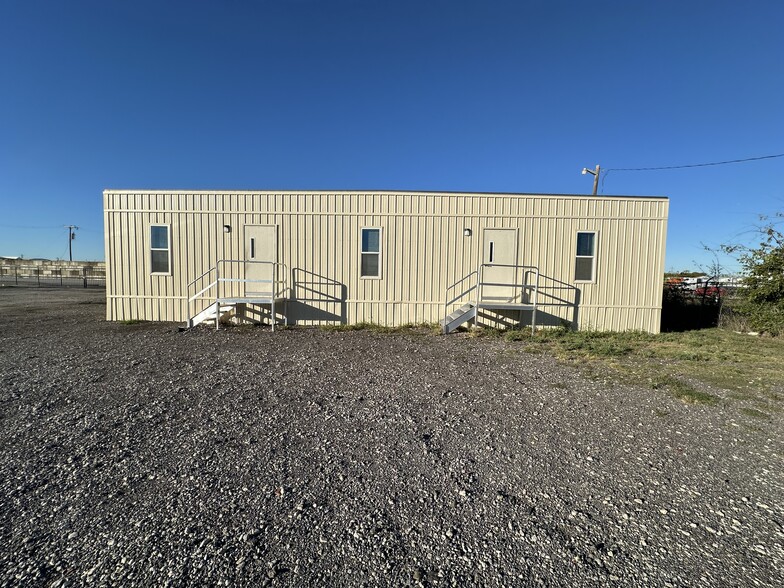 1815 E Hicks Field Rd, Fort Worth, TX for lease - Building Photo - Image 3 of 20