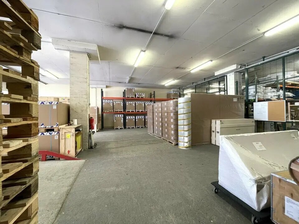 Location Entrepôt 1 477 m² - Photo 1