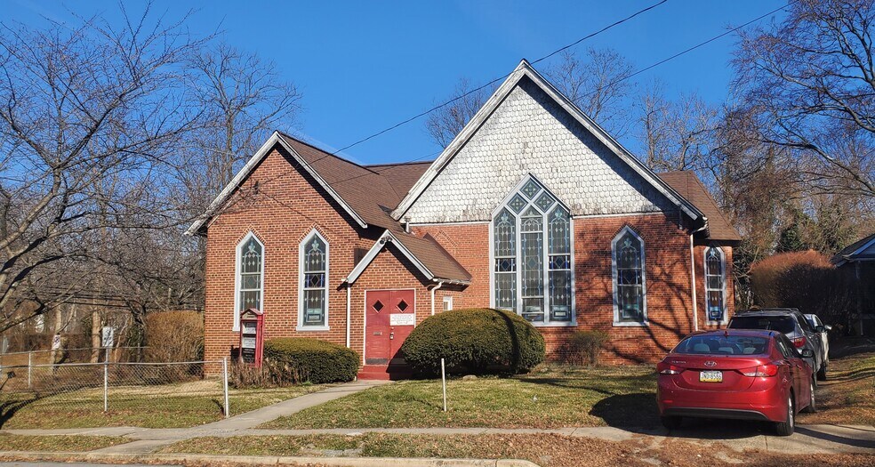 330 W Wayne Ave, Wayne, PA 19087