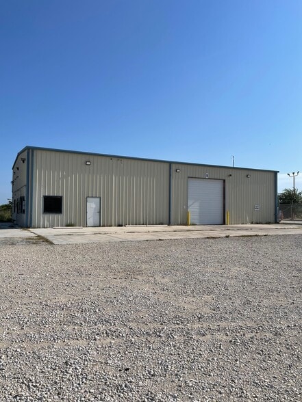 586 County Road 429, Pleasanton, TX for sale - Building Photo - Image 2 of 37