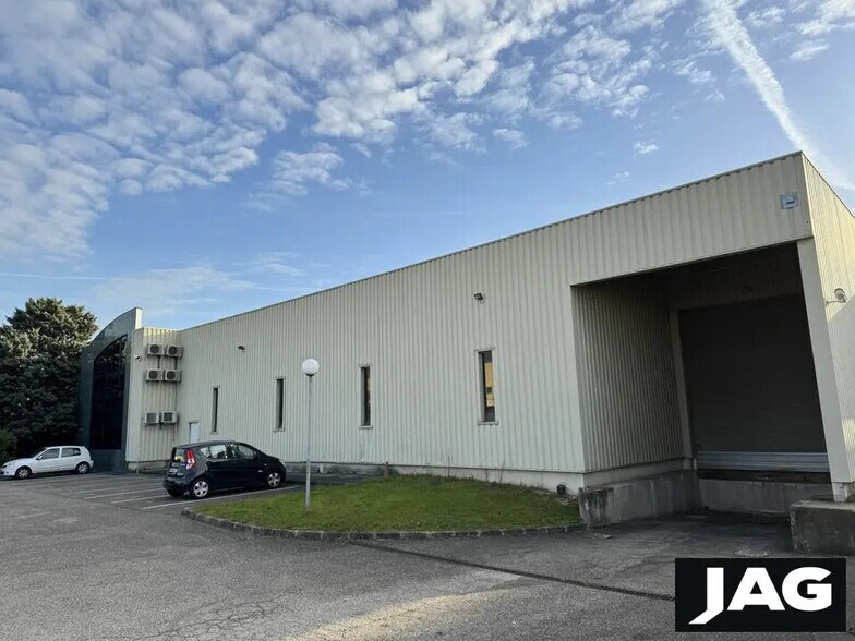 Office in Genas for lease - Building Photo - Image 2 of 6