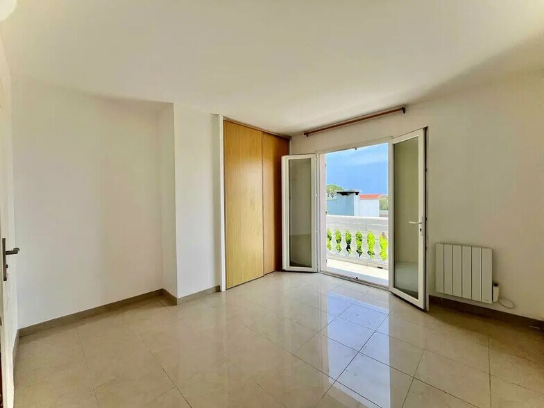 Office in Antibes for lease - Interior Photo - Image 2 of 11