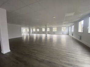 Office in Éragny for lease Interior Photo- Image 2 of 3