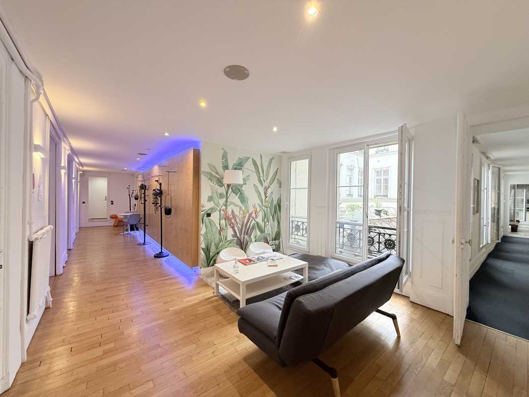 Office in Paris for lease Interior Photo- Image 1 of 13