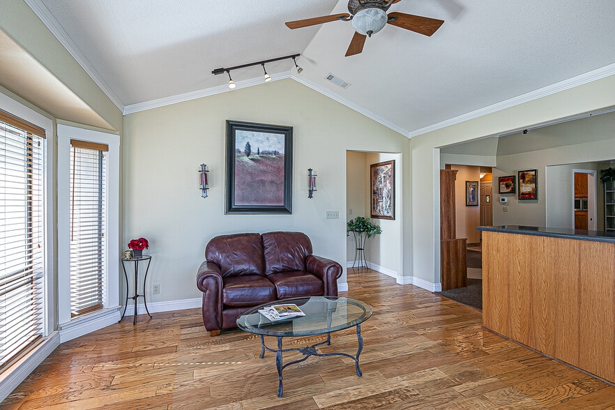 115 W Park Ave, Santa Maria, CA for sale - Lobby - Image 2 of 9