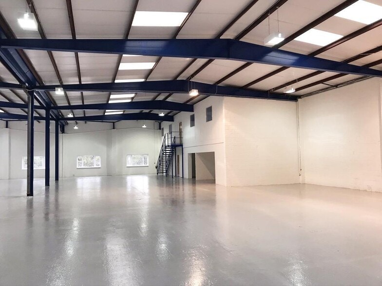 17 Invincible Rd, Farnborough for lease - Building Photo - Image 2 of 4