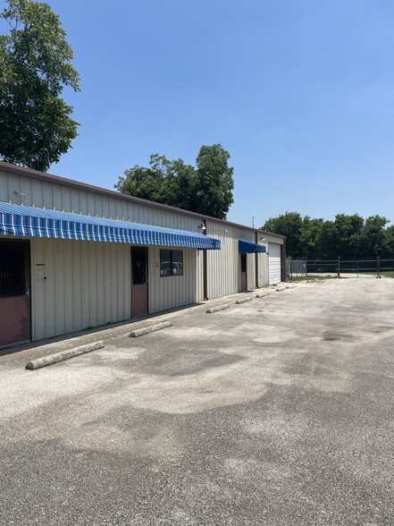 101 Ermel, Seguin, TX for lease - Building Photo - Image 2 of 21