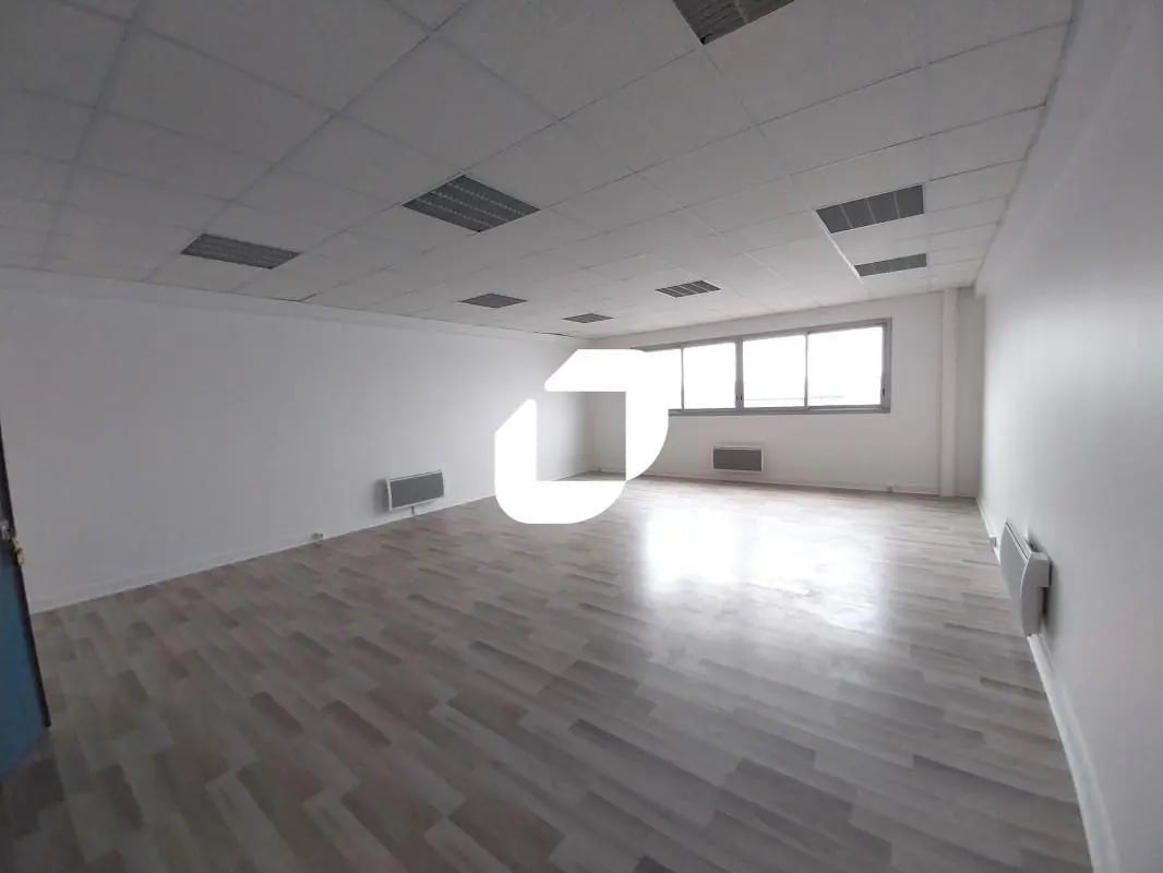Office in Neuilly-Plaisance for lease Interior Photo- Image 1 of 18