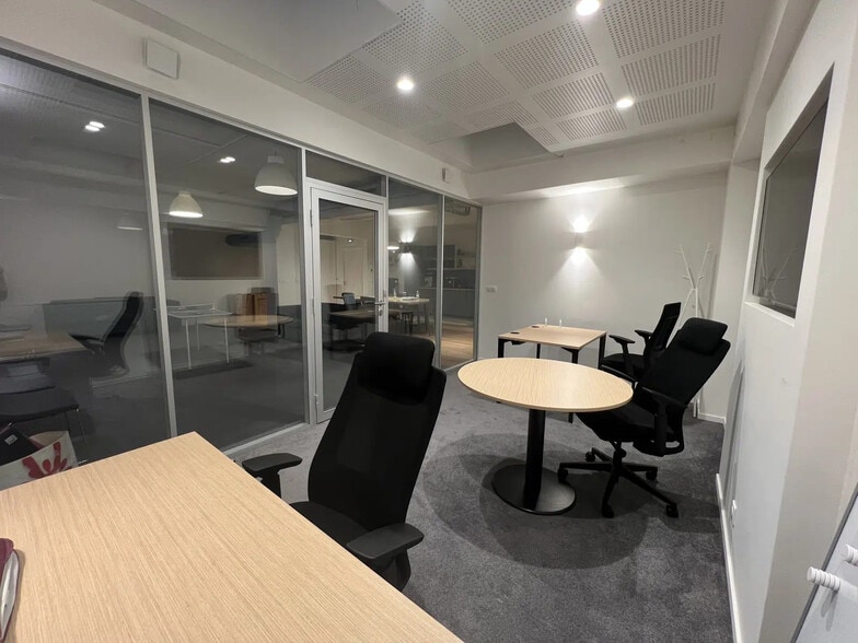 72 Rue De Longchamp, Paris for lease - Interior Photo - Image 2 of 8