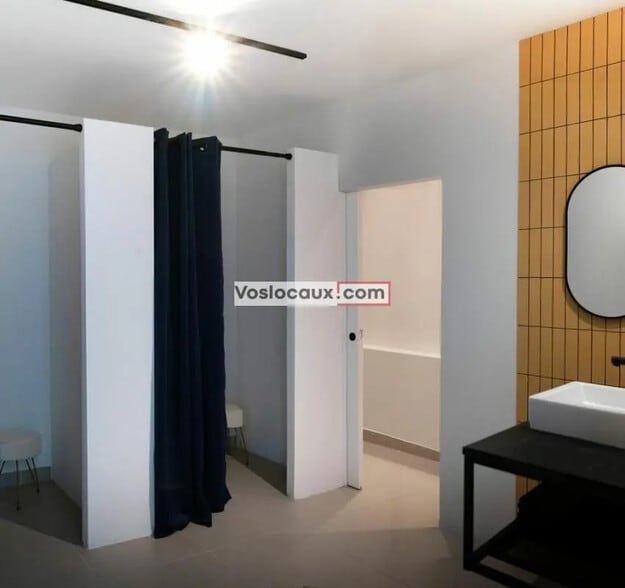 Retail in Nice for lease - Interior Photo - Image 3 of 4