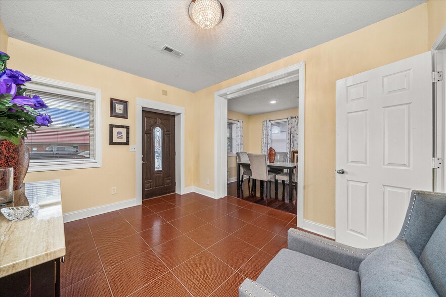 11 W Rhea St, Sparta, TN for sale - Interior Photo - Image 3 of 9