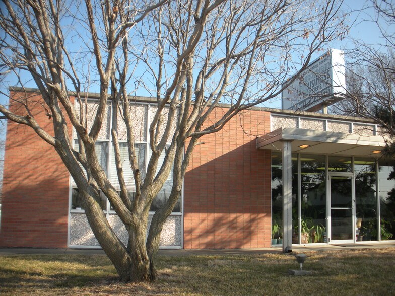 9720 E US 40 Hwy, Independence, MO 64055