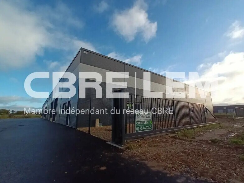 Flex in Saint-Léonard for lease - Building Photo - Image 1 of 3