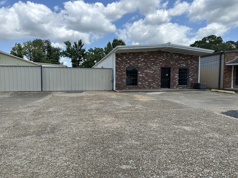 9951 Mammoth Ave, Baton Rouge, LA for lease - Building Photo - Image 1 of 10