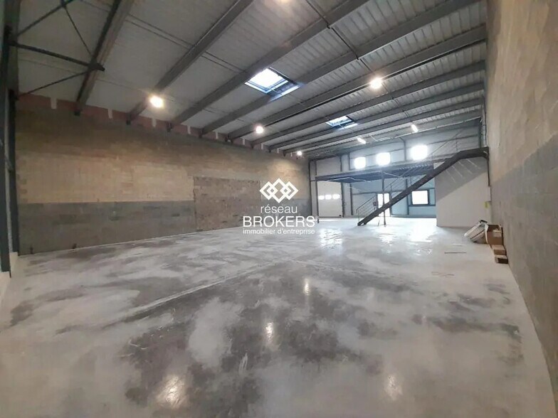 Flex in Saint-Jean-de-la-Ruelle for lease - Interior Photo - Image 2 of 8