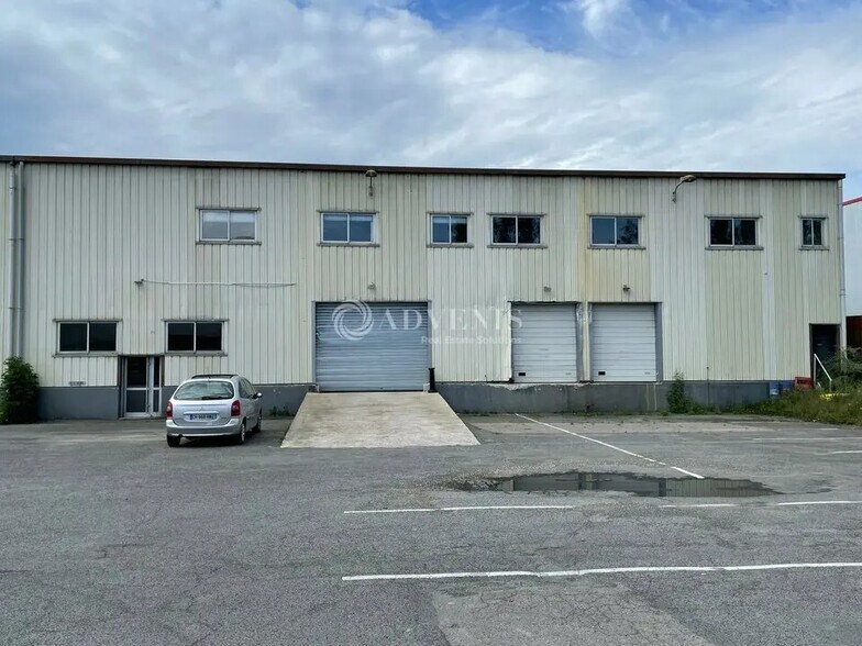 Industrial in Ormes for lease - Building Photo - Image 3 of 12