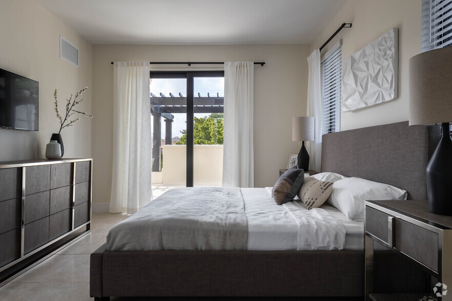 1091 Galiano St, Coral Gables, FL for sale - Interior Photo - Image 2 of 44