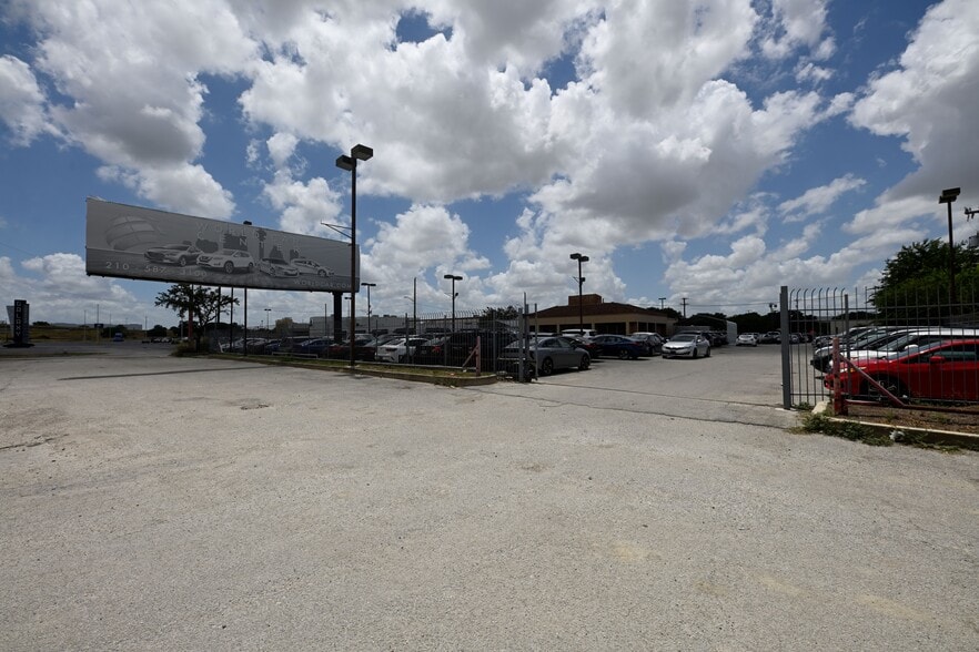 Loop 410 portfolio of 2 properties for sale on LoopNet.com - Building Photo - Image 3 of 4