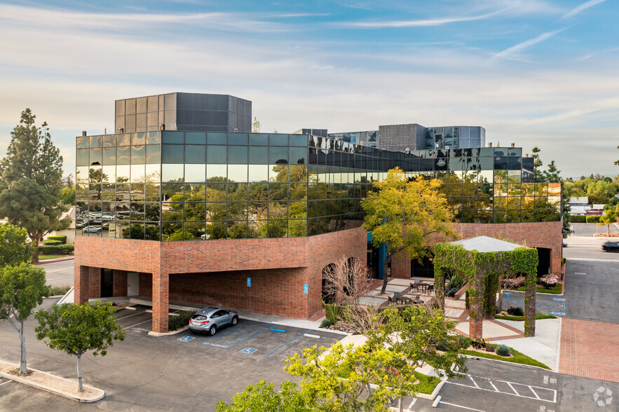 18302 Irvine Blvd, Tustin, CA for lease - Primary Photo - Image 1 of 21