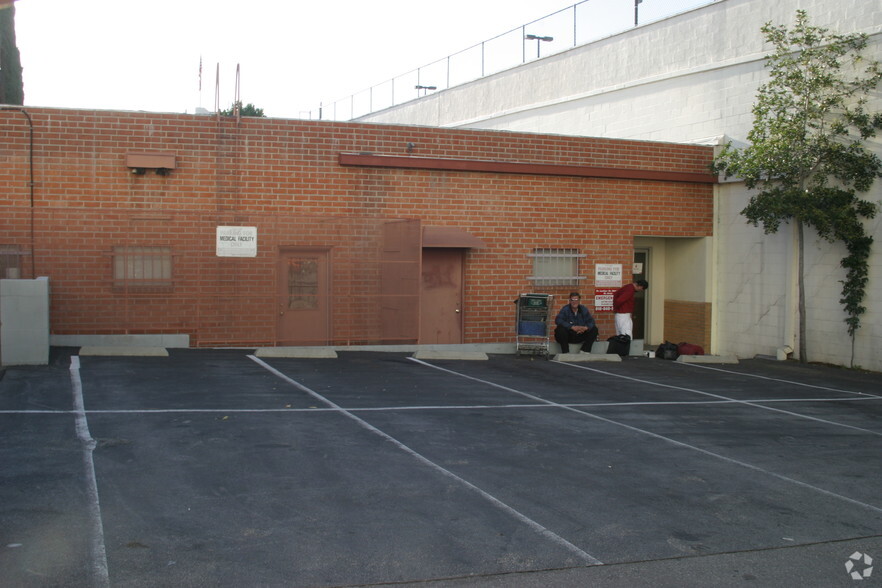 255 E Orange Grove Ave, Burbank, CA for lease - Building Photo - Image 2 of 3