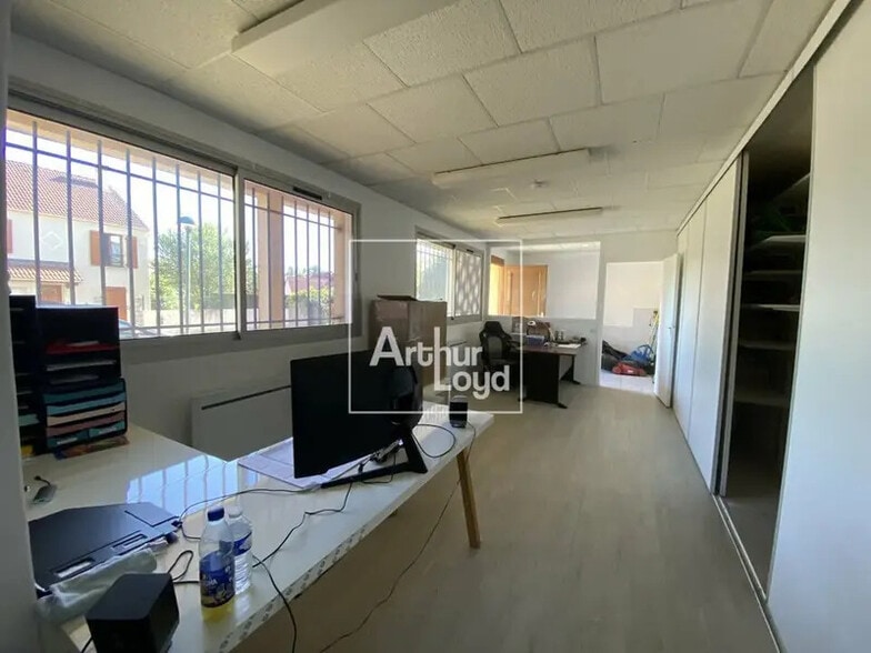 Office in Cesson for lease - Interior Photo - Image 2 of 5