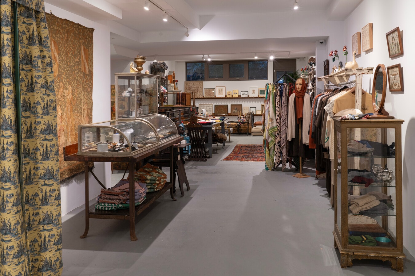 118 E 1st St, New York, NY 10009 - Unit Retail - - Interior Photo - Image 2 of 4