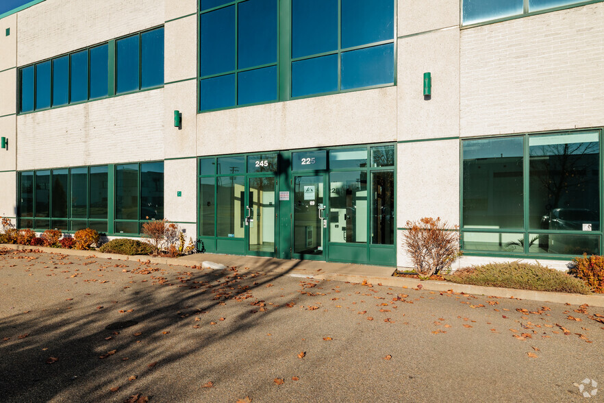 155-245 Av Avro, Pointe-claire, QC for lease - Building Photo - Image 3 of 28