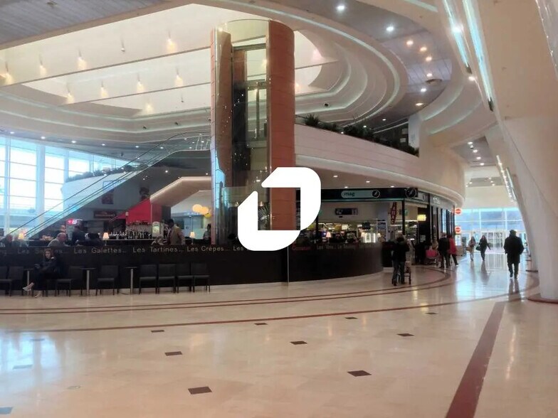Retail in Osny for lease - Lobby - Image 3 of 5